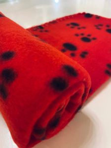 Sovfilt | Fleecefilt Röd Med Svarta Bönder | 60 x 70 cm